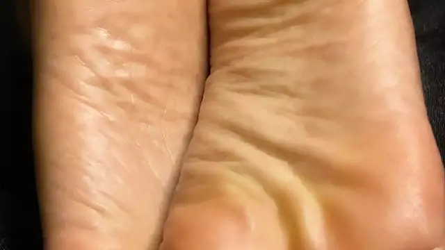 Dark Beauty Shows Her Feet and Toes Up Close