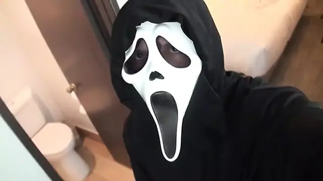 Masked Dom Ghostfaces Squirt Queen Vanessa - Fists of Desire