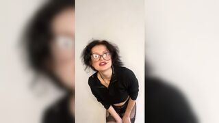 Look, look quickly, I'm so hot, take everything off me!????