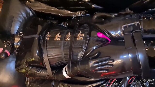 Slave hoe gives a satisfying orgasm in narrow black latex and leather restraints